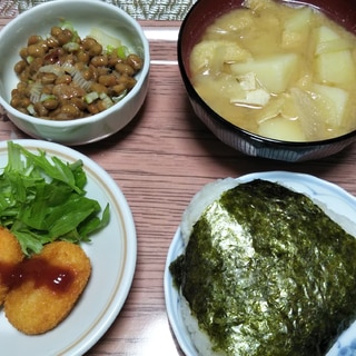 昆布の佃煮お握りとクリームコロッケと味噌汁と納豆☆